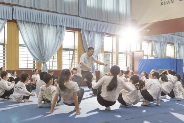 3、组织学生的活动照.jpg