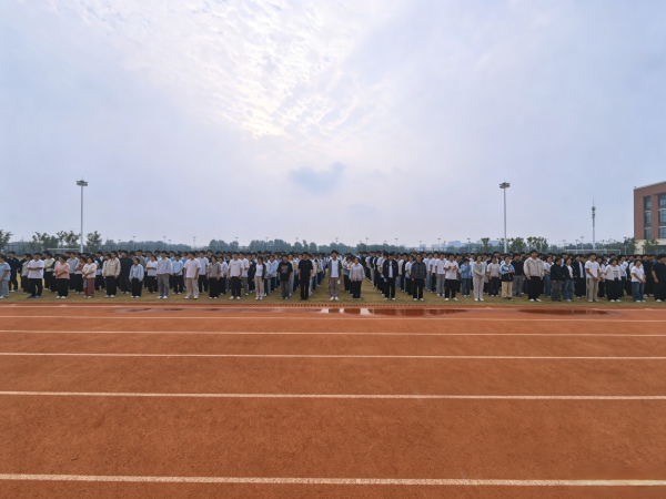 各班学生到操场指定区域集合.jpg