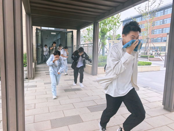 学生有序撤离 (2).jpg