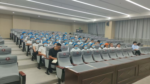 2.全体食堂工作人员和总务处工作人员参会学习.jpg