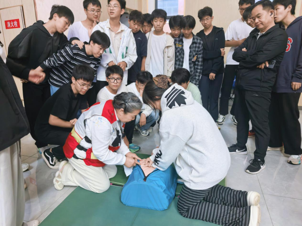 5 郑州市第十四高级中学学生现场开展急救实操演练.png