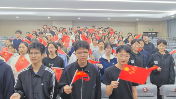团员合唱《歌唱祖国》.jpg