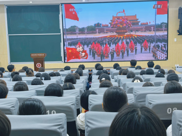 团员观看向人民英雄纪念碑敬献花篮仪式2.jpg