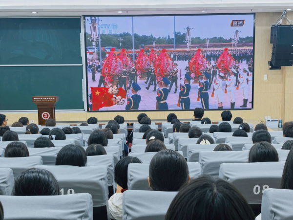 团员观看向人民英雄纪念碑敬献花篮仪式1.jpg