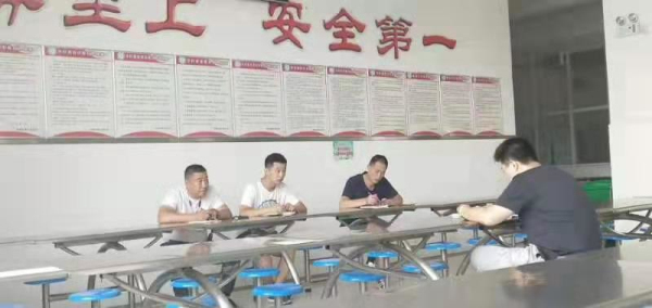 1组织食堂工作人员召开会议.jpg